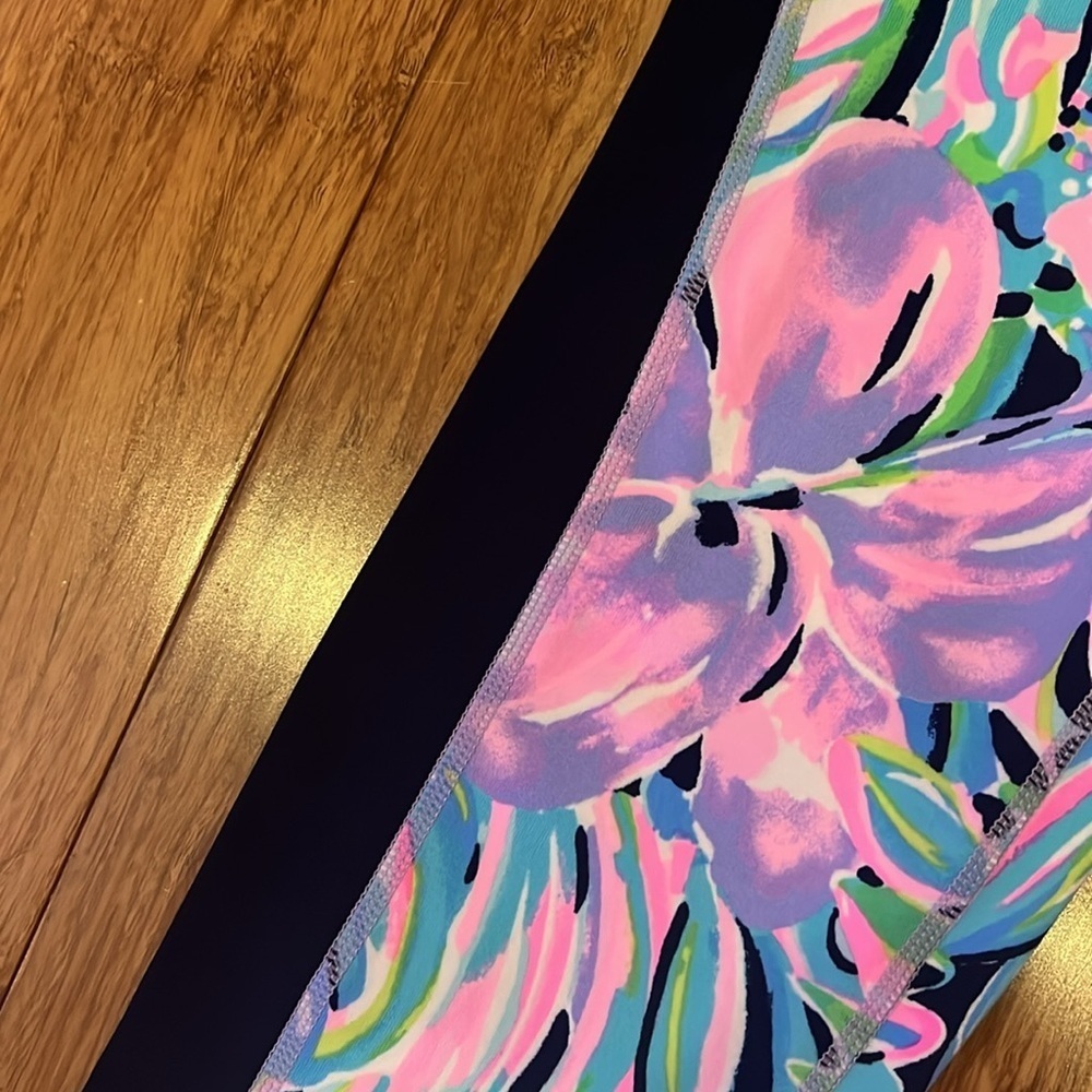 Lilly Pulitzer luxletic weekender legging UPS 50+ multi bermudaful size XS NWT - Picture 3 of 9